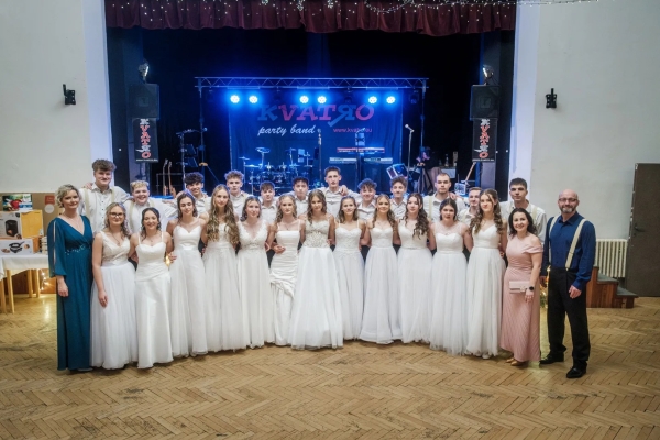 Deváťáci opět na parketu